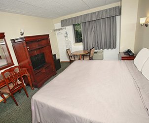 Guest Rooms at Meadowbrook Motor Lodge in Jericho, NY